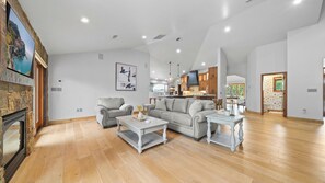 Smart TV, fireplace, stereo, offices - The Grant House (Grand Junction)