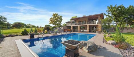 Utendørsbasseng og et oppvarmet basseng