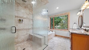 Dusche, Whirlpool, Haartrockner, Handtücher