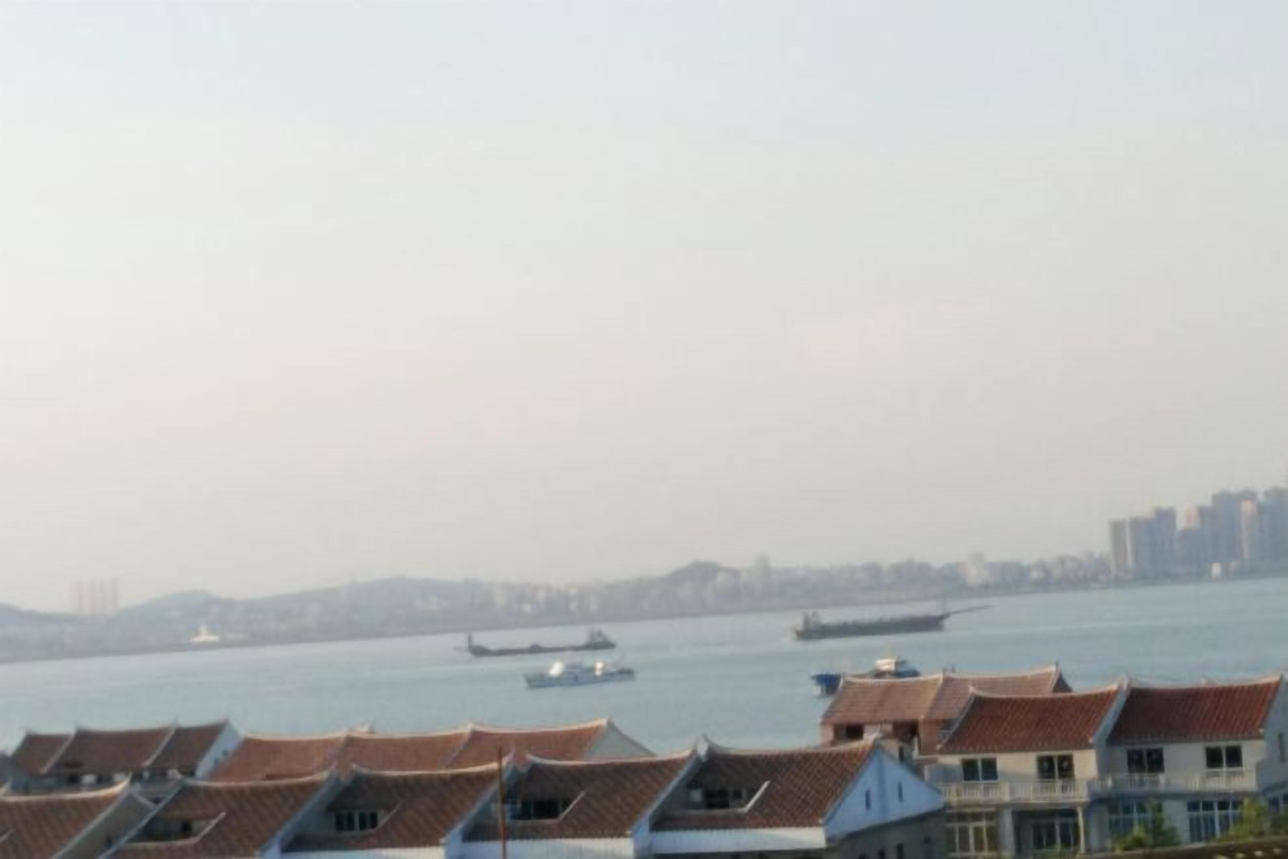 Vista para o cais com edifícios tradicionais e barcos.