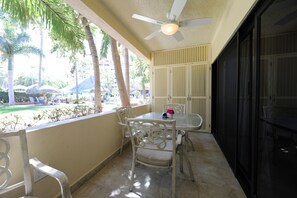 屋外ダイニングエリア