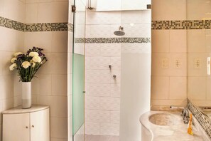 Secadora de cabello, toallas, jabón, papel de baño 