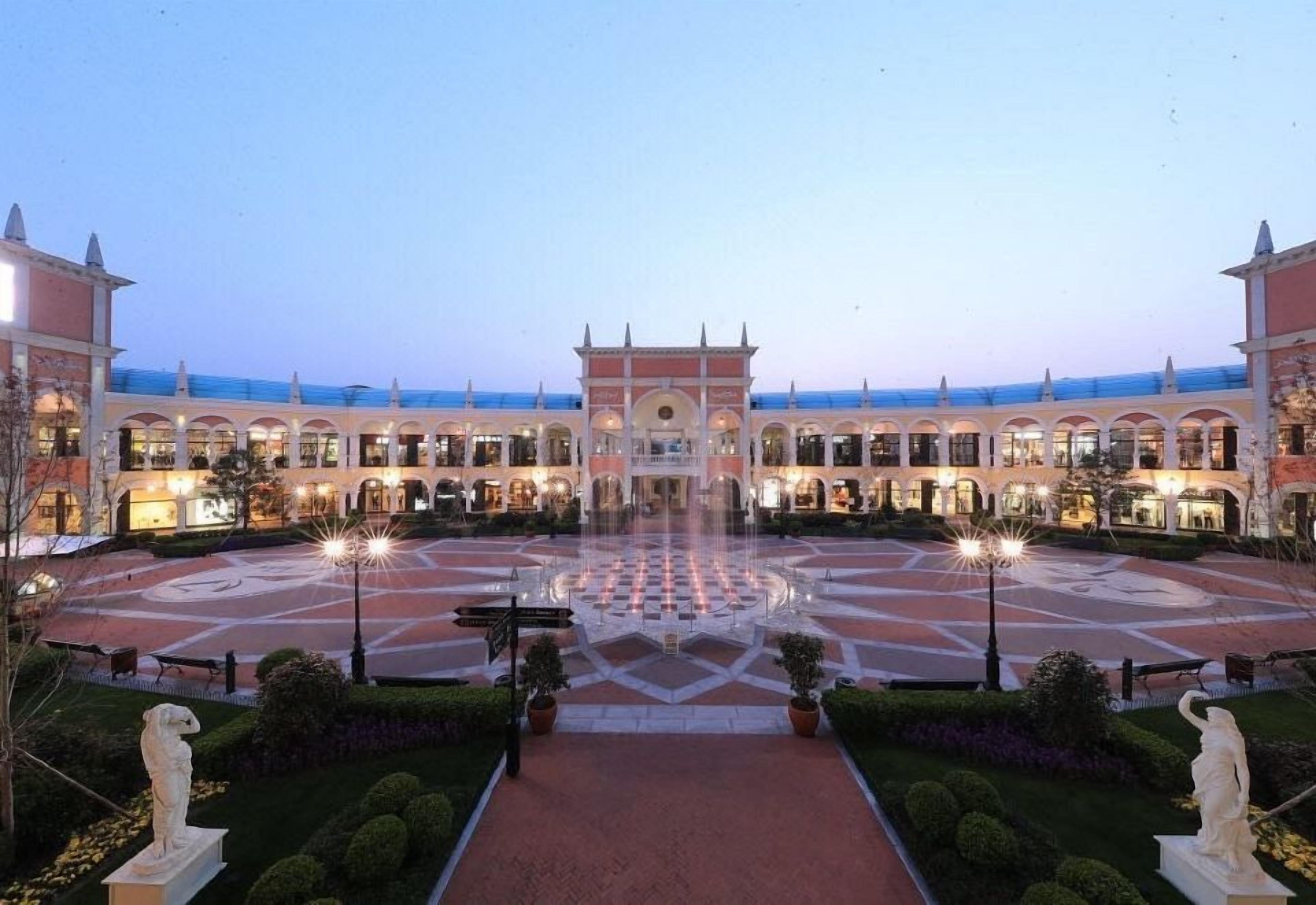 A hotel with a central courtyard, multiple wings, and a fountain.