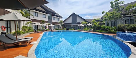 Piscina externa, funciona das 6h às 18h, guarda-sóis, espreguiçadeiras