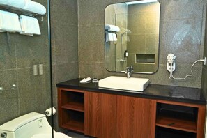 シャワー、バスアメニティ (無料)、ヘアドライヤー、タオル