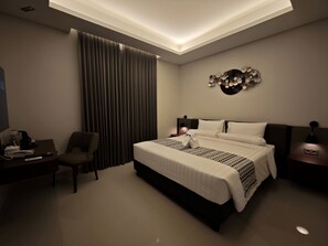 Premium bedding, minibar, laptop workspace, free WiFi - Azana Garden Hill Resort Blora (Blora)