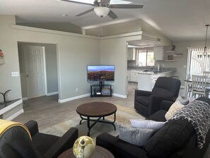 Smart-TV, Kamin, Tischtennisplatte, Videothek