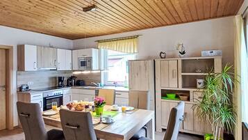 Kühlschrank, Mikrowelle, Ofen, Geschirrspüler