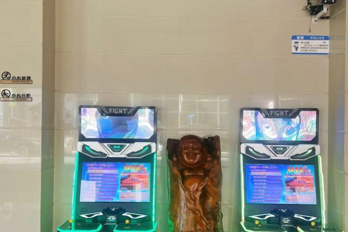 Két „FIGHT” felirattal ellátott játékgép, egy fa szobor és egy tábla, amelyen a helyi rendőrőrsre utalnak.