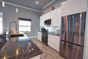 Réfrigérateur, four à micro-ondes, un four, surface de cuisson