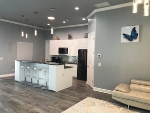 Smart TV - 7min drive to the Beach. Stunning Beach Getaway with SaltWater Pool. (Venice)