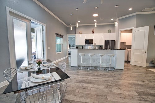 Stunning Venice Beach Retreat  Private Saltwater Heated Pool  7 Min to the Beach