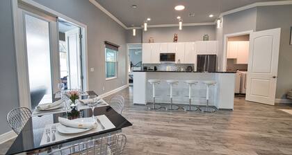 Stunning Venice Beach Retreat Private Saltwater Heated Pool 7 Min to the Beach