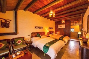 Ein traditionell eingerichtetes Zimmer mit zwei Betten, Holzmöbeln und einer gemütlichen Atmosphäre.