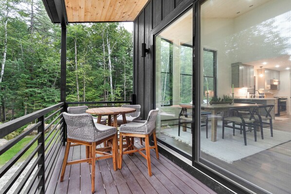Outdoor dining - North Road Retreat- Modern Ski Home (Bethel)