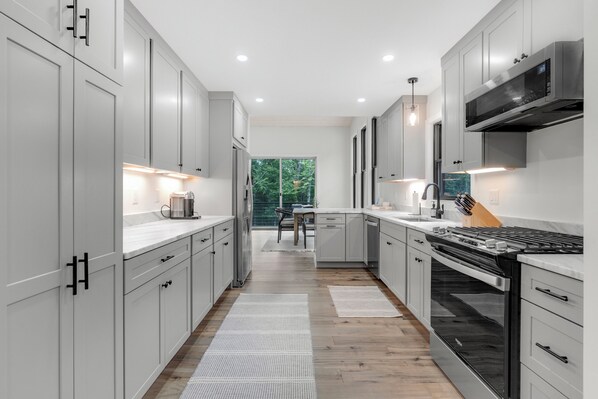 Fridge, oven, stovetop, dishwasher