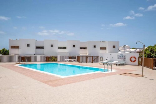 House - Sleeps 4 & Swimming Pool