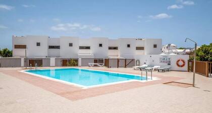 House - Sleeps 4 & Swimming Pool