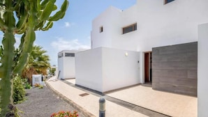 A modern white building with a flat roof, a small window, and a door. - House - Sleeps 4 & Swimming Pool (Tias)