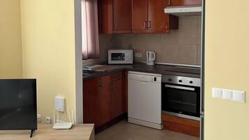 Een koelkast, een magnetron, een oven