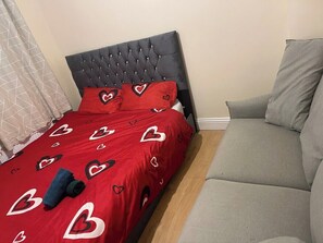 4 bedrooms, iron/ironing board, WiFi, bed sheets