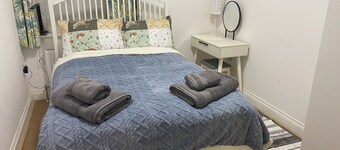 Slough - Sleeps 3 - PetFriendly - Riverside - Bay