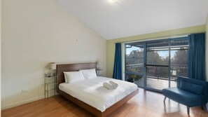 4 bedrooms, free WiFi, bed sheets - Lakeside Glass House (The Entrance)