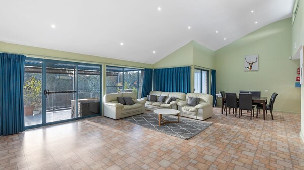 TV - Lakeside Glass House (The Entrance)