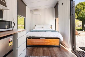 1 bedroom, WiFi, bed sheets - Stone Cabin by Tiny Away (Huiroa)