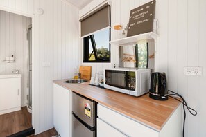 冷蔵庫、電子レンジ、コンロ、コーヒー / ティーメーカー