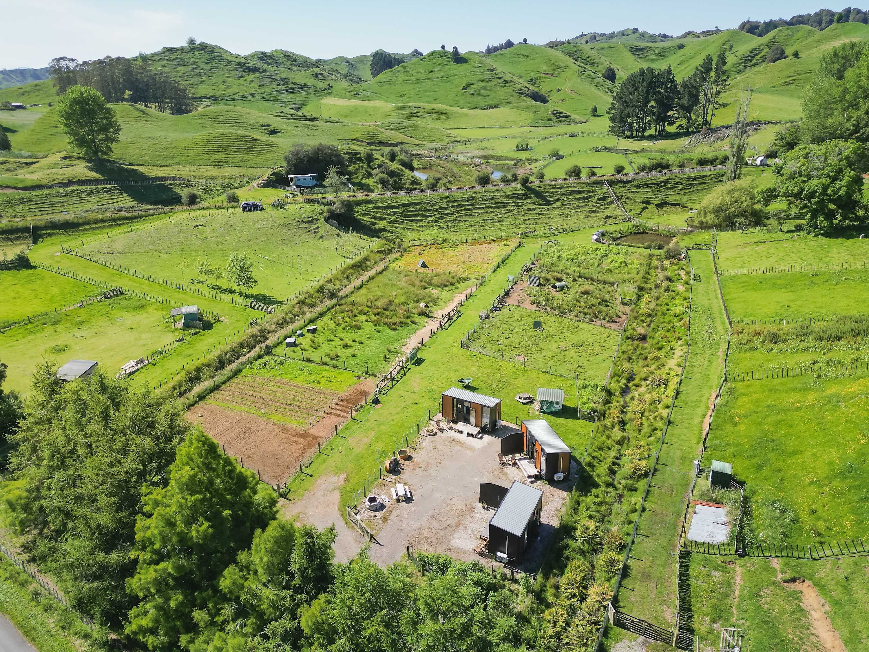 Luchtbeeld van een landgoed op het platteland met terrassen, een centraal gebouw met meerdere kamers en een omheind terrein.