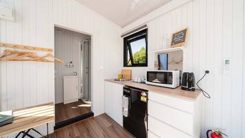 Frigorífico, microondas, placa de cocina y cafetera o tetera