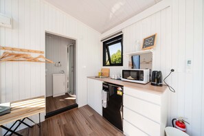 Een koelkast, een microgolfoven, een kookplaat