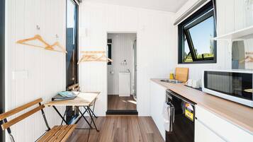 Kühlschrank, Mikrowelle, Herdplatte, Wasserkocher mit Kaffee-/Teezubehör