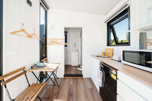 Réfrigérateur, micro-ondes, plaque de cuisson, cafetière/bouilloire