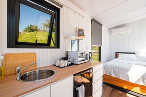 1 bedroom, WiFi, bed sheets - Henge Cabin by Tiny Away (Huiroa)