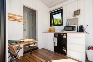 Fridge, microwave, stovetop, coffee/tea maker - Henge Cabin by Tiny Away (Huiroa)