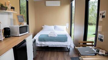 1 bedroom, bed sheets