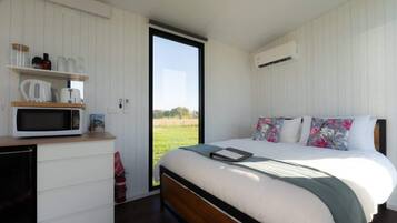 1 bedroom, bed sheets
