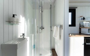 Shower, hair dryer, towels - River Road Retreat 3 by Tiny Away (Maungati)