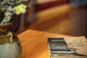 Une table en bois avec un vase de fleurs et un livre.
