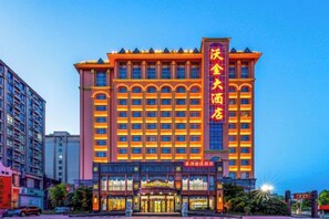 A multi-story hotel with a prominent entrance and signage. - Wojin Hotel (Zhengzhou Xinzheng International Airport) (Zhongmu)