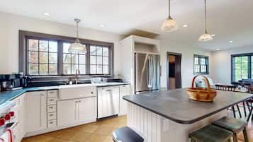 ثلاجة، ميكروويف، فرن، موقد طهي مسطح