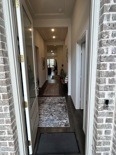 Spacious 5 BR 3 BA house in lovely Justin with WiFi, AC, Garage, Tesla Charger