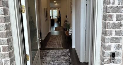 Spacious 4 BR 3 BA house in lovely Justin with WiFi, AC, Garage, Tesla Charger