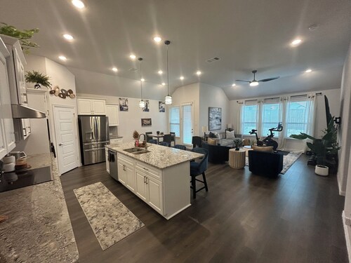 Spacious 5 BR 3 BA house in lovely Justin with WiFi, AC, Garage, Tesla Charger