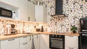 Kühlschrank, Mikrowelle, Geschirrspüler, Kochgeschirr/Geschirr/Besteck