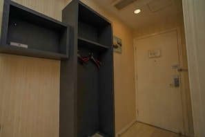 A hallway with a door, a coat rack, and a shelf. - Fuerte Hotel Leqing Haian (Yueqing)