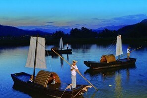 A calm lake with boats and people. - Fuzhou Guian Xishan Hot Spring Resort (Lianjiang)