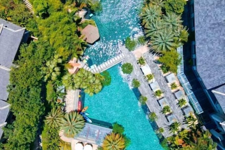 Outdoor pool. Fuzhou Guian Xishan Hot Spring Resort
